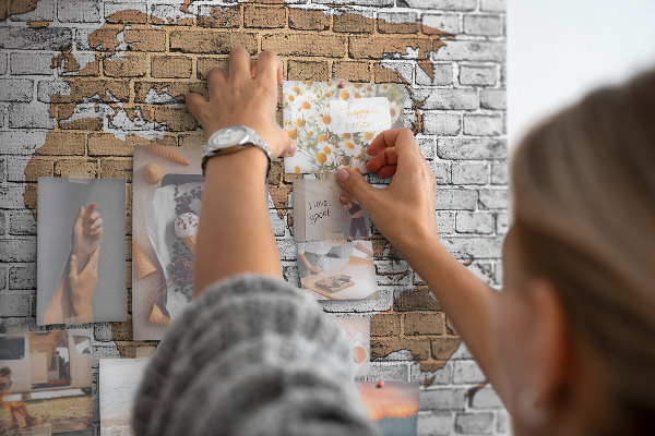 Tableau affichage liège Carte du monde sur un mur de briques