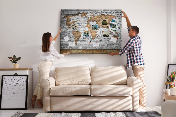 Tableau affichage liège Carte du monde sur un mur de briques