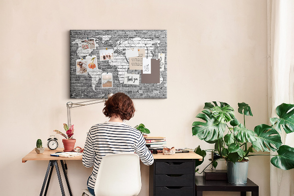 Tableau de liège Carte du monde sur un mur de briques
