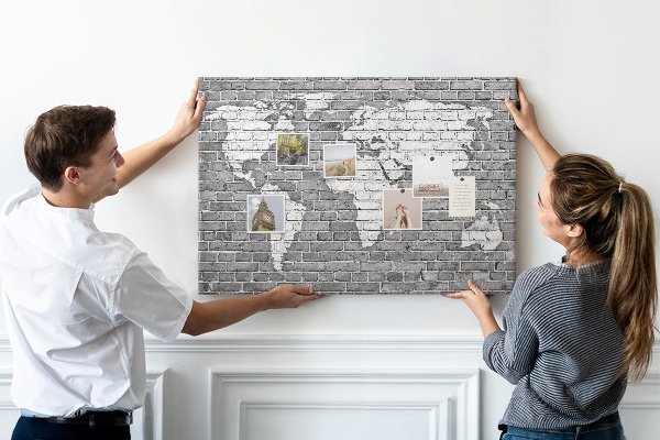 Tableau de liège Carte du monde sur un mur de briques