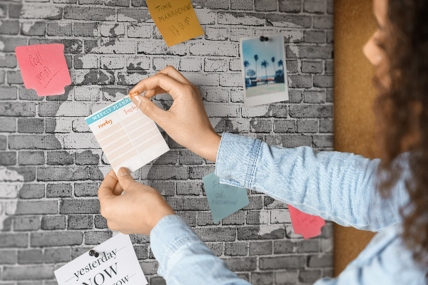 Tableau de liège Carte du monde sur un mur de briques