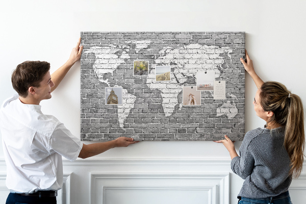 Tableau de liège Carte du monde sur un mur de briques