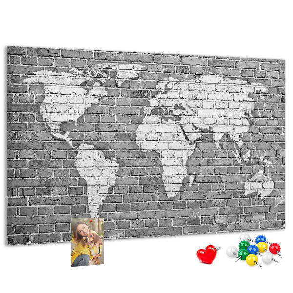 Tableau de liège Carte du monde sur un mur de briques