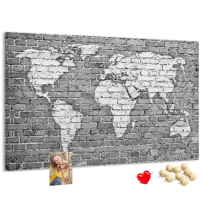 Tableau de liège Carte du monde sur un mur de briques