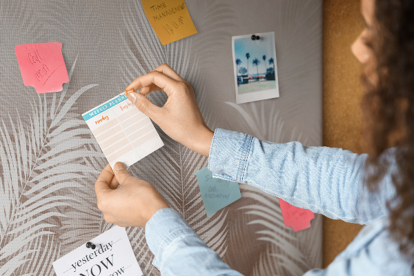 Tableau en liège Feuilles de palmier délicates sur fond neutre