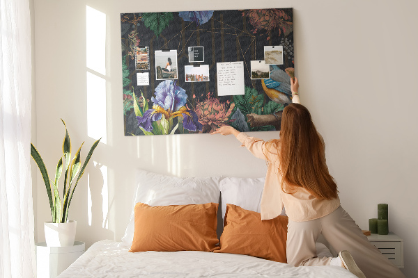 Tableau de liège Motif floral avec un oiseau coloré