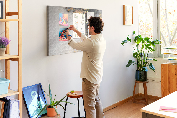 Tableau affichage liège Une abstraction élégante dans des nuances de noir.