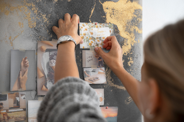 Tableau affichage liège Une abstraction élégante dans des nuances de noir.