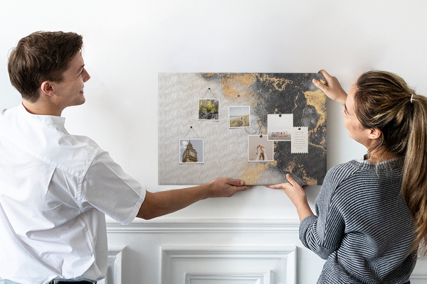 Tableau affichage liège Une abstraction élégante dans des nuances de noir.