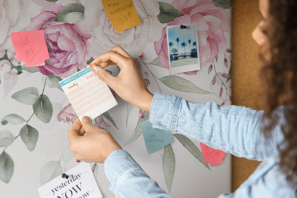 Tableau affichage liège Motif floral dans des tons roses délicats