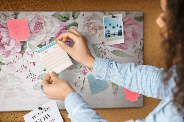 Tableau affichage liège Motif floral dans des tons roses délicats