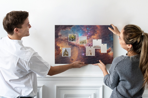 Tableau en liège Un paysage spatial avec des nébuleuses colorées