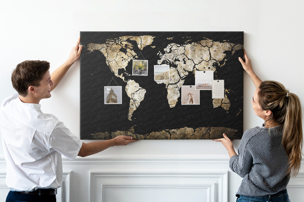 Tableau de liège Une carte du monde abîmée sur fond noir