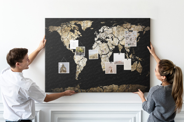 Tableau de liège Une carte du monde abîmée sur fond noir