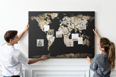 Tableau de liège Une carte du monde abîmée sur fond noir