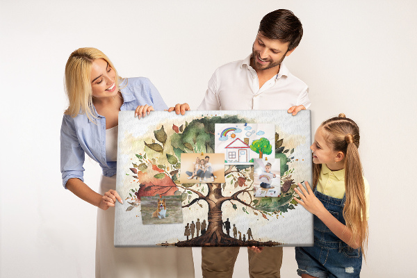 Tableau affichage liège L'Arbre de Vie avec des gens à l'ombre