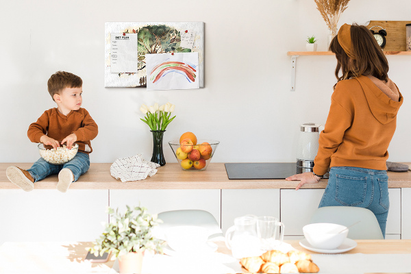 Tableau affichage liège L'Arbre de Vie avec des gens à l'ombre