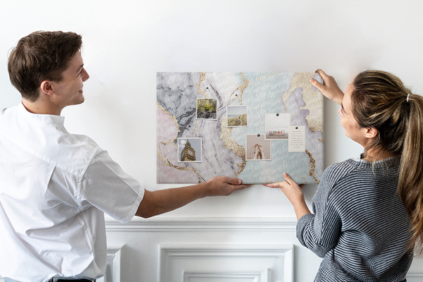 Tableau affichage liège Motif marbré élégant avec des accents dorés
