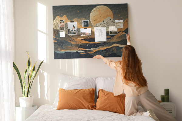 Tableau en liège Paysage de montagne avec la lune en arrière-plan