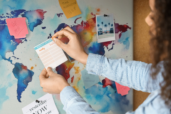 Tableau de liège carte du monde colorée à l'aquarelle
