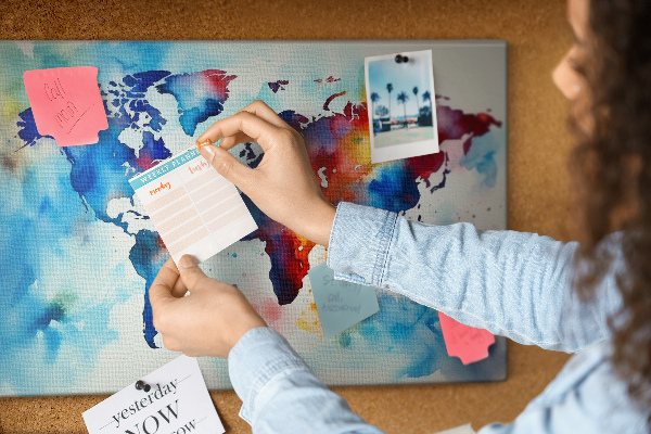 Tableau de liège carte du monde colorée à l'aquarelle