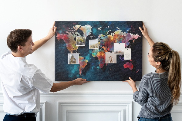 Tableau en liège Carte du monde colorée sur fond sombre