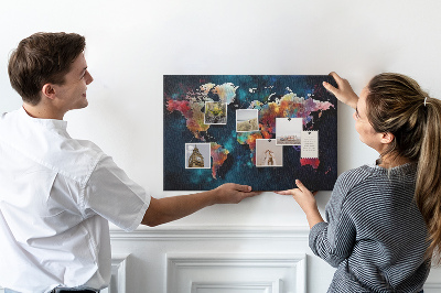 Tableau en liège Carte du monde colorée sur fond sombre