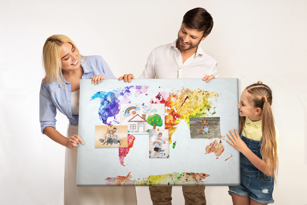 Tableau de liège carte du monde colorée à l'aquarelle