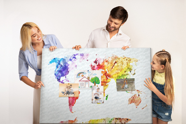 Tableau de liège carte du monde colorée à l'aquarelle