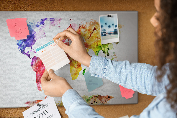 Tableau de liège carte du monde colorée à l'aquarelle