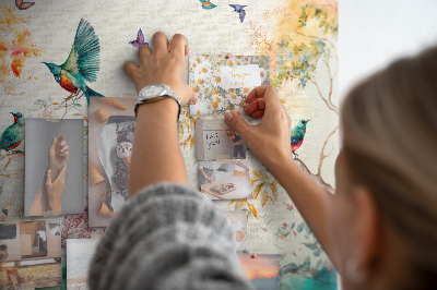 Tableau en liège Des oiseaux colorés dans un paysage printanier.