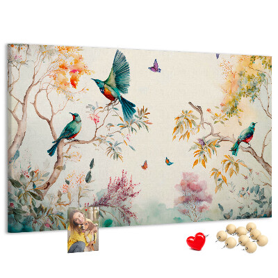Tableau en liège Des oiseaux colorés dans un paysage printanier.