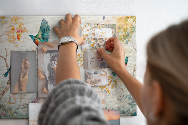 Tableau en liège Des oiseaux colorés dans un paysage printanier.