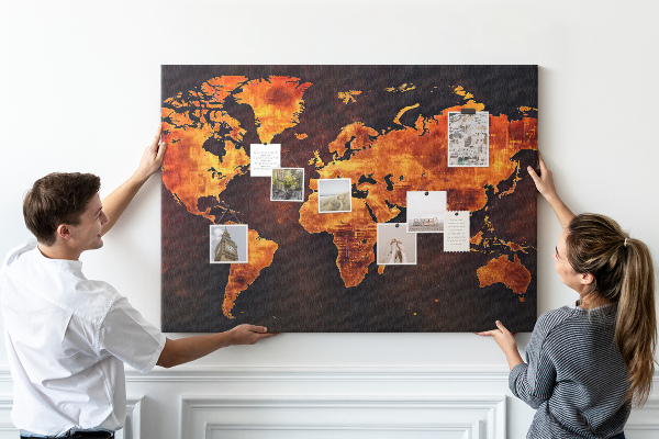 Tableau de liège Une carte du monde dorée sur fond brun