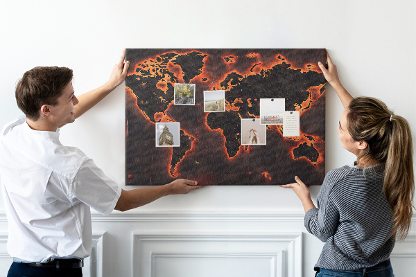 Tableau en liège Une carte du monde en flammes dans des tons sombres