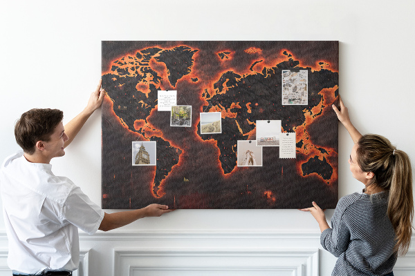 Tableau en liège Une carte du monde en flammes dans des tons sombres