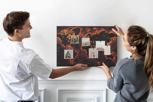 Tableau en liège Une carte du monde en flammes dans des tons sombres