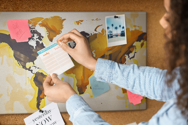 Tableau affichage liège Carte du monde abstraite aux couleurs chaudes