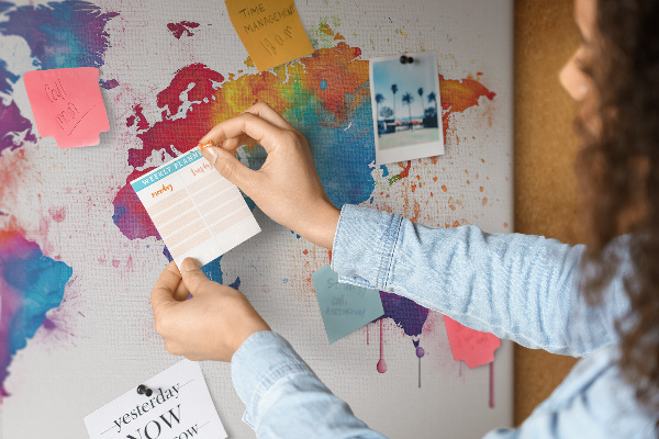 Tableau de liège carte du monde colorée à l'aquarelle