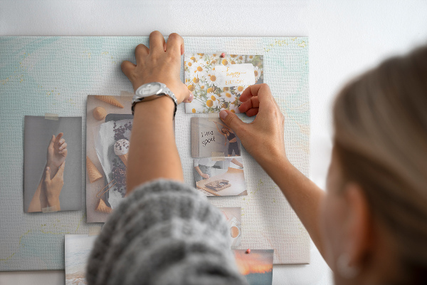Tableau affichage liège Des taches pastel délicates avec des accents dorés