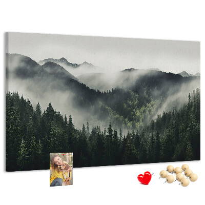 Tableau de liège Panorama montagneux brumeux avec une forêt de pins