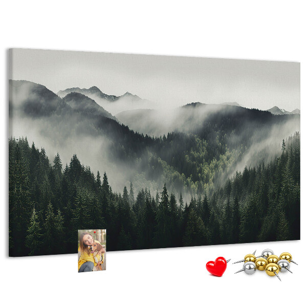Tableau de liège Panorama montagneux brumeux avec une forêt de pins