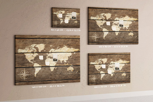 Tableau en liège Une carte du monde sur un fond de planches de bois