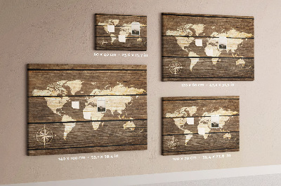 Tableau en liège Une carte du monde sur un fond de planches de bois