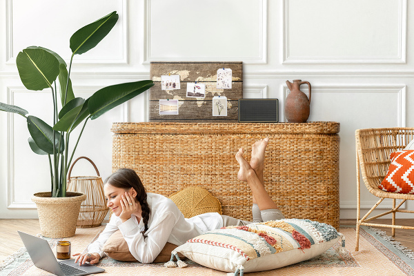 Tableau en liège Une carte du monde sur un fond de planches de bois