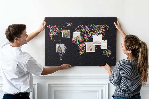 Tableau affichage liège Carte du monde colorée avec des cœurs