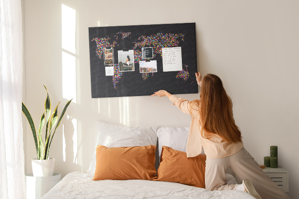 Tableau affichage liège Carte du monde colorée avec des cœurs