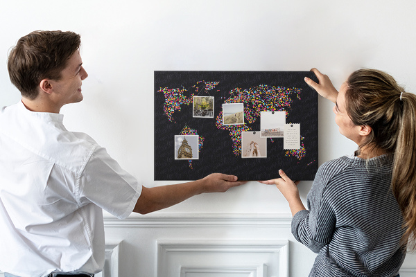 Tableau affichage liège Carte du monde colorée avec des cœurs