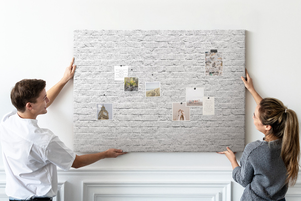 Tableau de liège Mur de briques blanches orné de punaises colorées