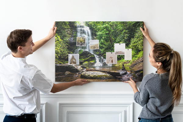 Tableau en liège Cascade dans une forêt de montagne verdoyante